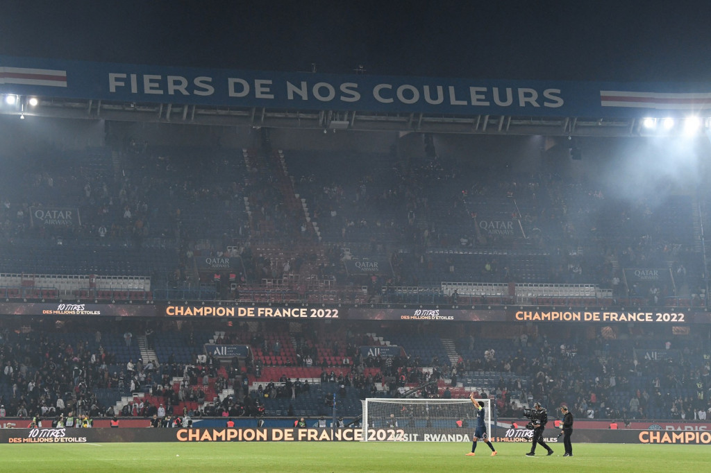 Ovo je titula kojoj se niko ne raduje! Pariz je večeras grad apsurda – PSŽ se vratio na tron, a navijači kraj dočekali van stadiona! (VIDEO)