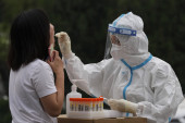 Kina ublažava neke od najstrožih mera protiv koronavirusa: Može se u autobus bez testa