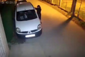 Žena u gluvo doba noći obila automobil u Borči: Da li je prepoznajete? (VIDEO)