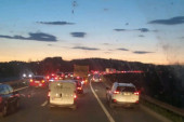 Apsolutni kolaps na svim prilazima ka Beogradu! Automobili "mile", kolone duge i do 10 kilometara (FOTO)