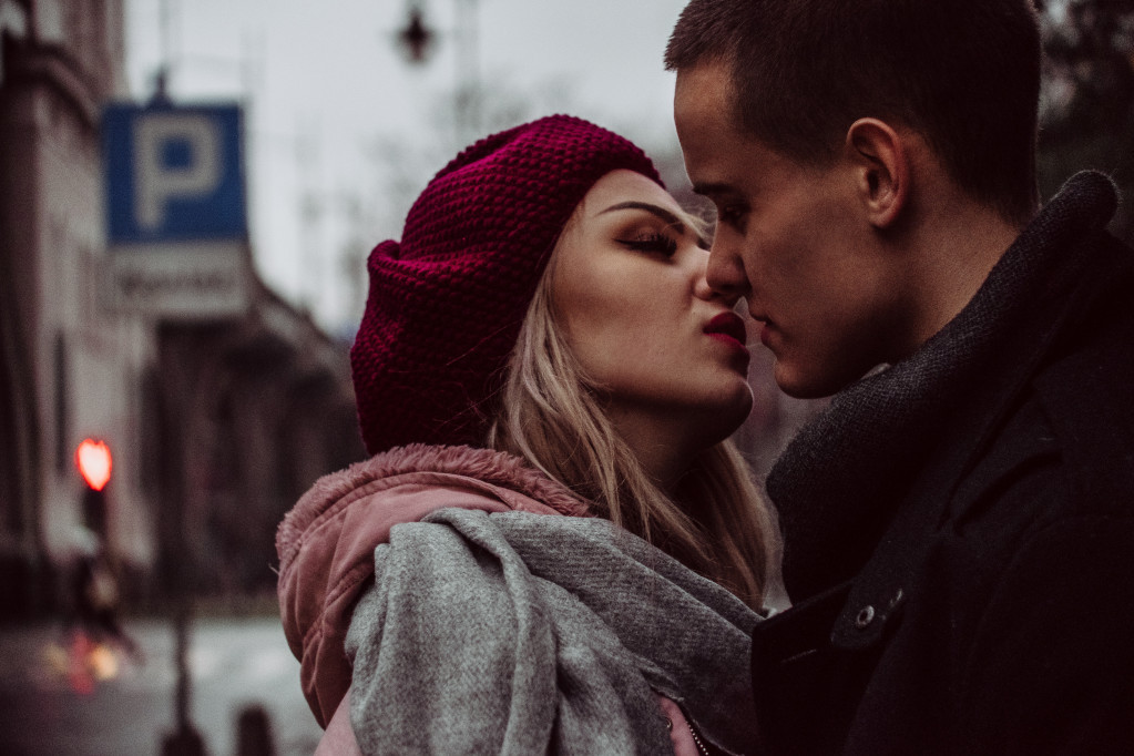 Muškarac koji poljubi ženu pre posla duže živi i više zarađuje: Tri neverovatno retke stvari koje poljubac može da vas nauči