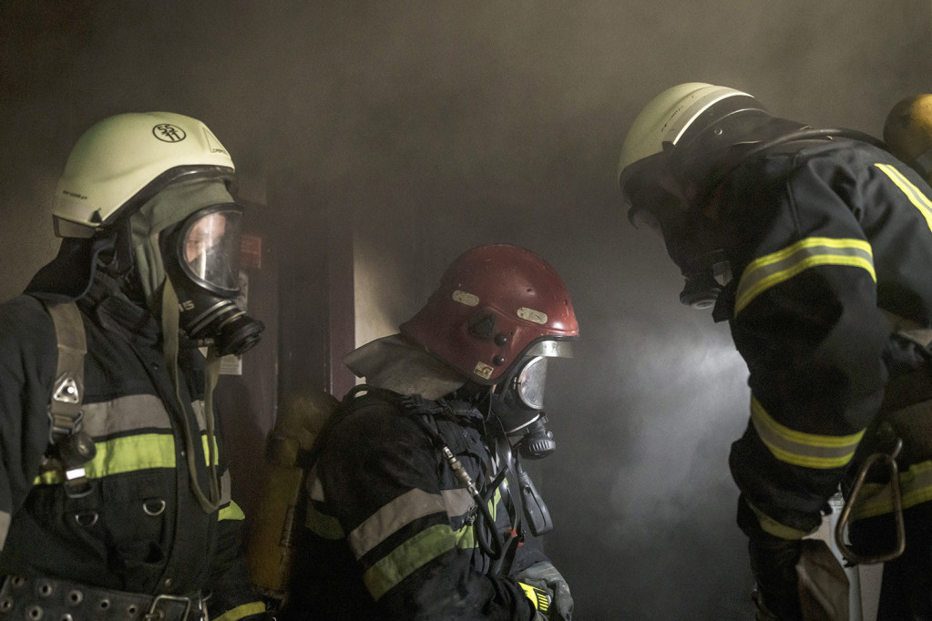 U stanu u Zagrebu izbio požar: Vatrogasci strahuju od eksplozije, jedan čovek prevezen u bolnicu