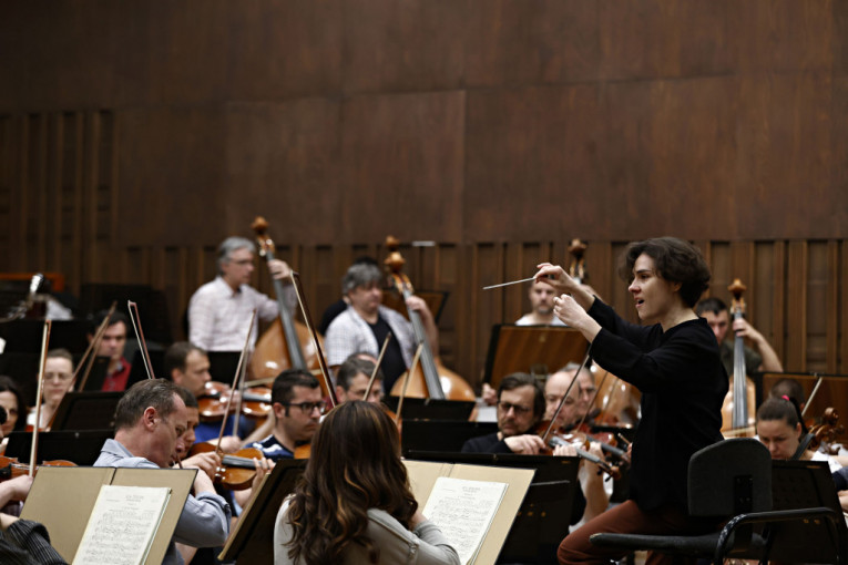 Dve mlade zvezde u Beogradskoj filharmoniji: Koncert pod ženskom dirigentskom palicom