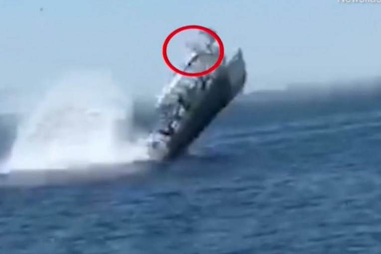Kit se sudario sa brodićem, turisti odleteli u vazduh! (VIDEO)