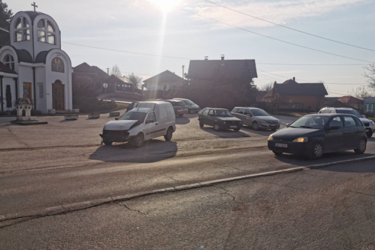 Samo pukom srećom izbegnuta tragedija u Čačku: Pikap udario u kamion i završio na trotoaru