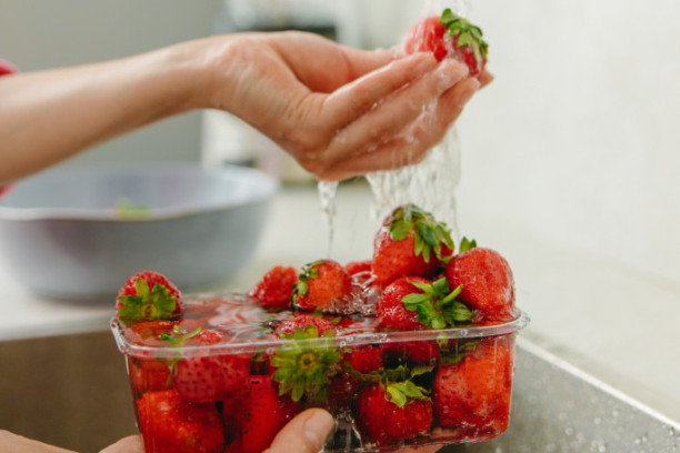 Sezona jagoda je počela i znamo da ste ih jedva čekali, a evo kako da prepoznate da li su domaće ili GMO