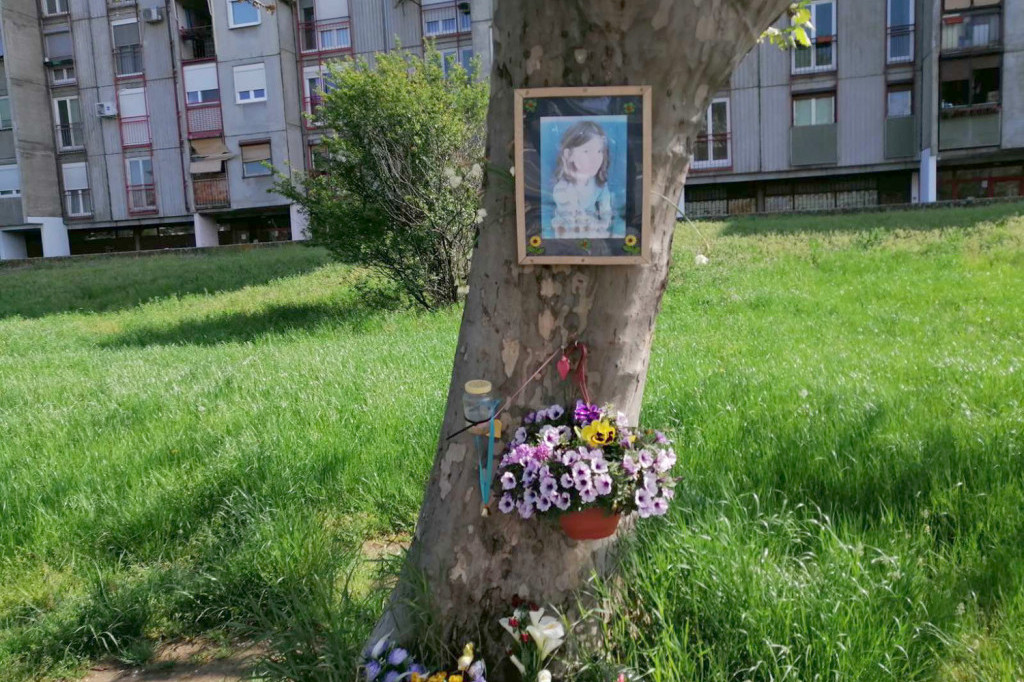 Tužan prizor u Novom Beogradu tri meseca posle pogibije devojčice: Isidora među anđelima, ograda tek kasnije postavljena (FOTO)