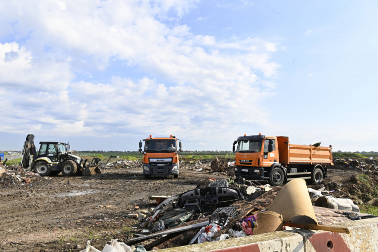 Počelo čišćenje deponije na Širokom putu u Batajnici: "Postavićemo kamere i tražićemo da se kažnjavaju oni koji bacaju otpad"