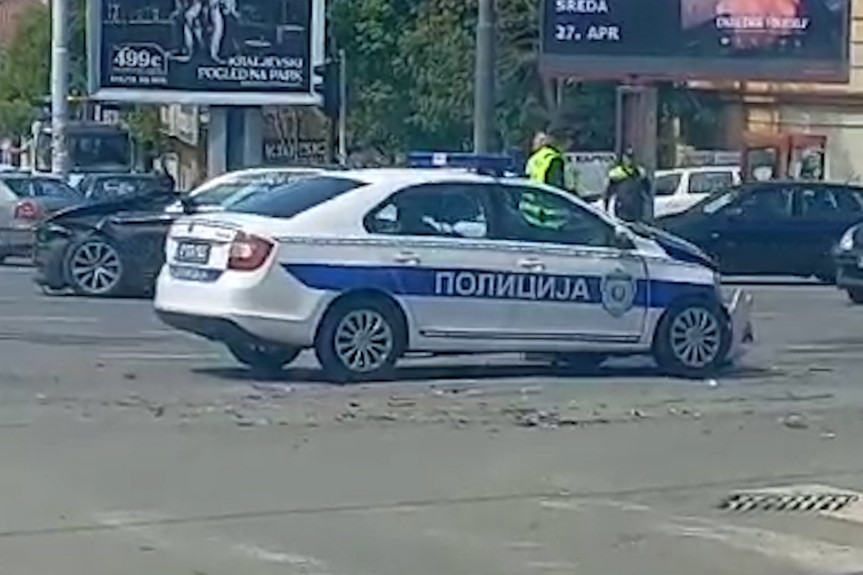 Nesvakidašnja saobraćajna nesreća u Beogradu: Sudarili se policijski automobil i još jedno vozilo (VIDEO)