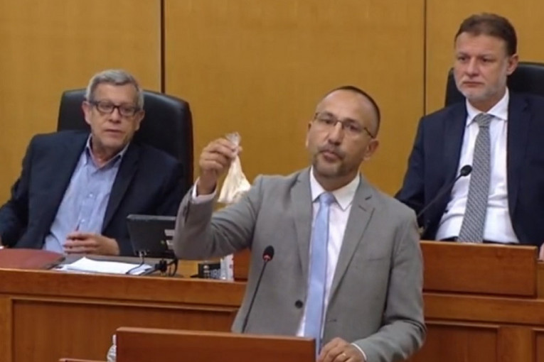 Neviđeni skandal u hrvatskom Saboru! Poslanik za govornicom pokazao beli prah! "Da, unutra je upravo ono što mislite" (VIDEO)