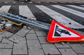 Haos na Banjici: Automobilom se nasadio na saobraćajni znak, vozilo uništeno! (FOTO)