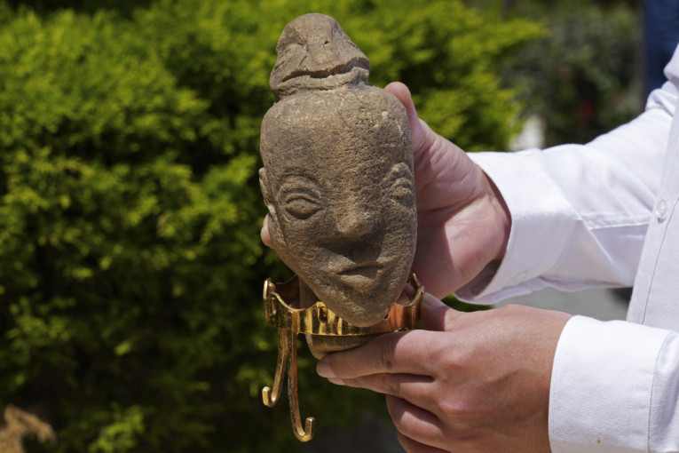 Farmer pronašao statuu zbog koje je skočila čitava nacija: Relikvija glave stara 4.500 godina! (FOTO)