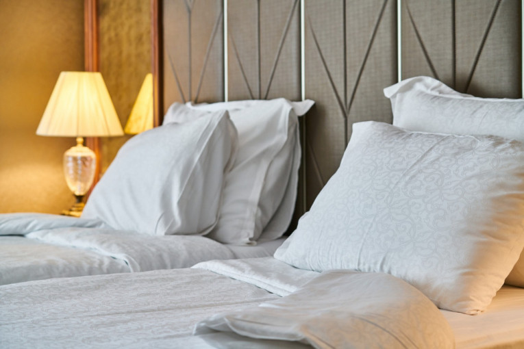 Da li znate zašto je posteljina u hotelima uvek bele boje?