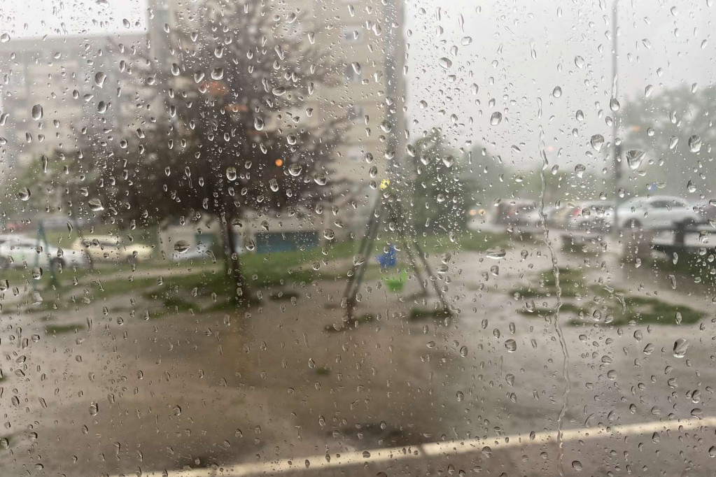 Voda prodire u zgrade, grad je u kolapsu! Jako nevreme u Loznici, kiša pljuštala dva sata (VIDEO)