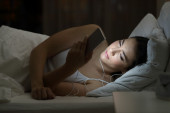 Zašto nikako ne biste smeli da zaspite sa slušalicama u ušima?