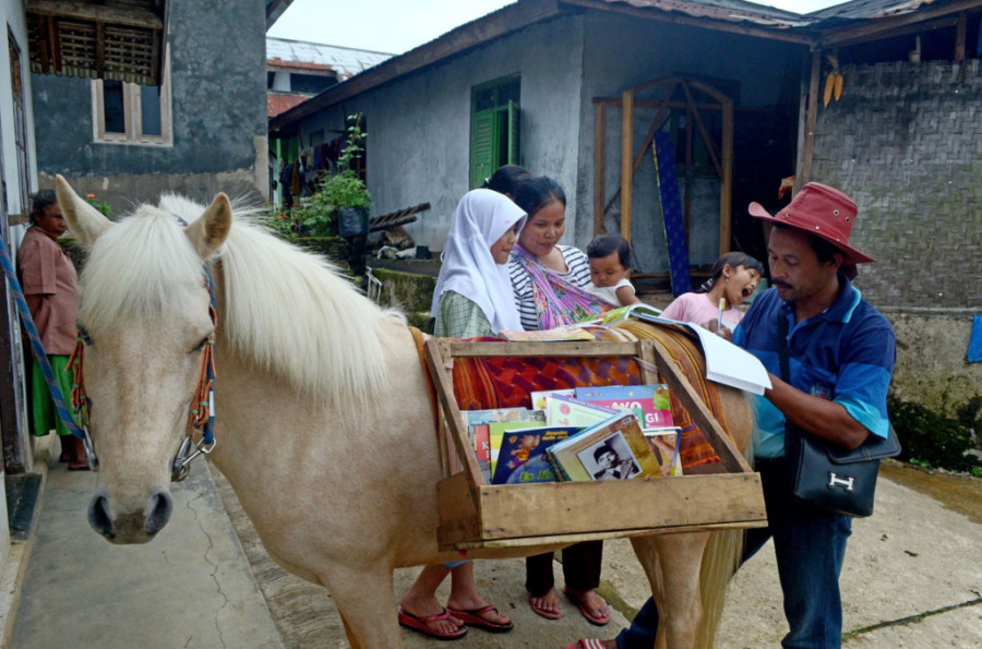 Kamila Rošan, konj Dendi i romantična priča o knjigomobilima: Kako knjige putuju svetom (FOTO)