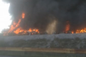 Veliki požar na otpadu ka Tuzima: Čuju se i eksplozije, crn dim se nadvio nad naseljima
