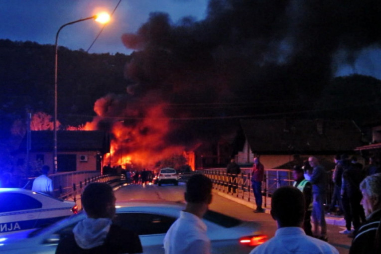Do temelja izgorela prodavnica u Ivanjici: Čule se i eksplozije (FOTO/VIDEO)