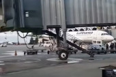 Panika u Rumuniji - dojava o bombi u avionu: Putnici hitno evakuisani, pretražuje se letelica (VIDEO)