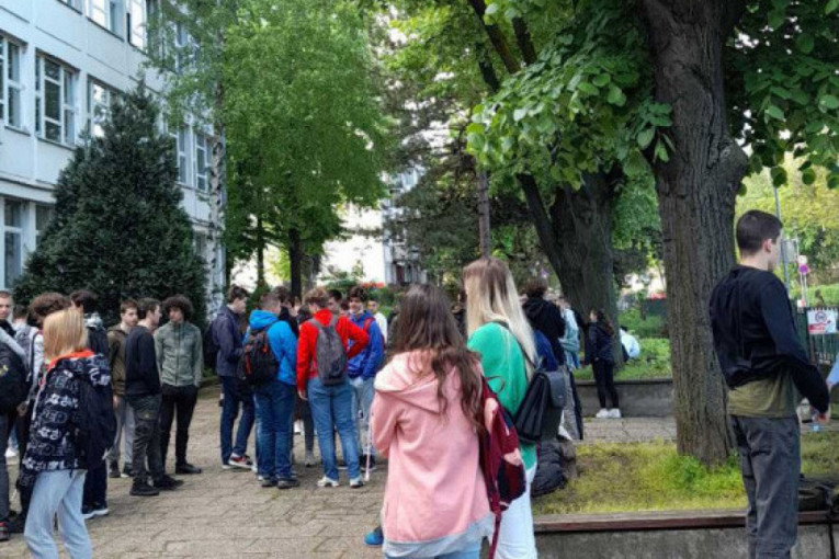 Serija dojava o bombama u srpskim školama: Beogradski srednjoškolci evakuisani iz učionica (FOTO)