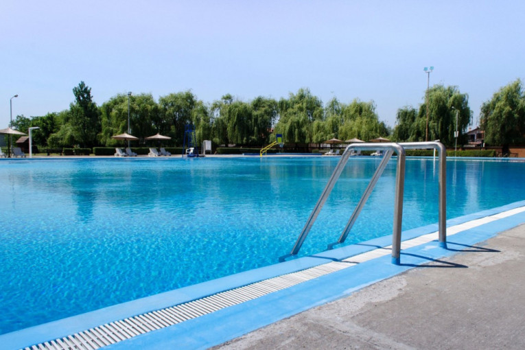 "Prženje" na suncu, plivanje i dobacivanje u vodi: Počela sezona na još jednom beogradskom bazenu - ovo su cene i termini (FOTO)