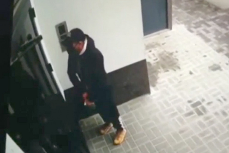 Prepoznajete li ovog muškarca? Isplivao snimak lopova iz Zemuna - navukao rukavice i upao u zgradu (FOTO/VIDEO)