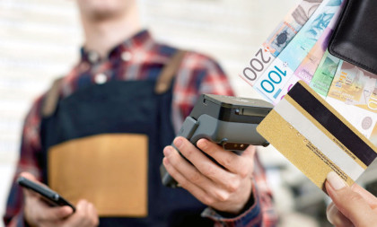 Plaćate samo minimalnu ratu na kartici? Evo zašto je to zamka zbog koje dug može da vas prati decenijama