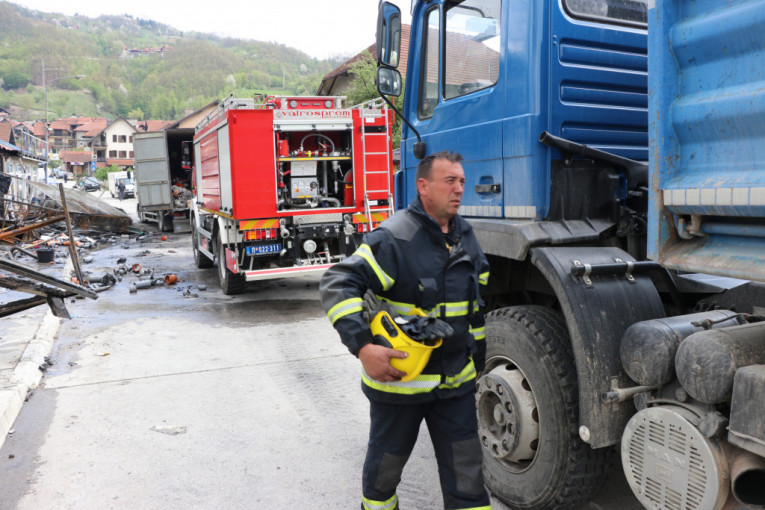 Opet požar u Crnjevu: Dva vozila gasila vatru!
