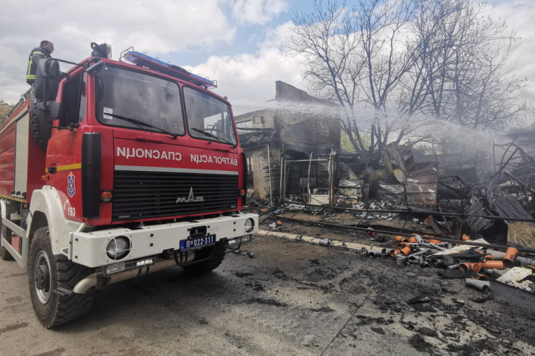 Vatra progutala kuću u trenu: Ogroman požar u Novom Sadu, na terenu tri vatrogasna vozila (VIDEO)