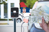 Stižu nove subvencije: Za automobile na struju novac i u 2024.