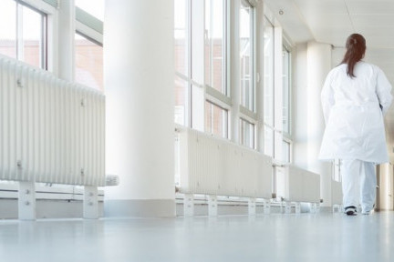 Medicinska sestra kojoj je mladi lekar slomio ruku: "Bacio me na pod, deca su vrištala" - doktor priveden