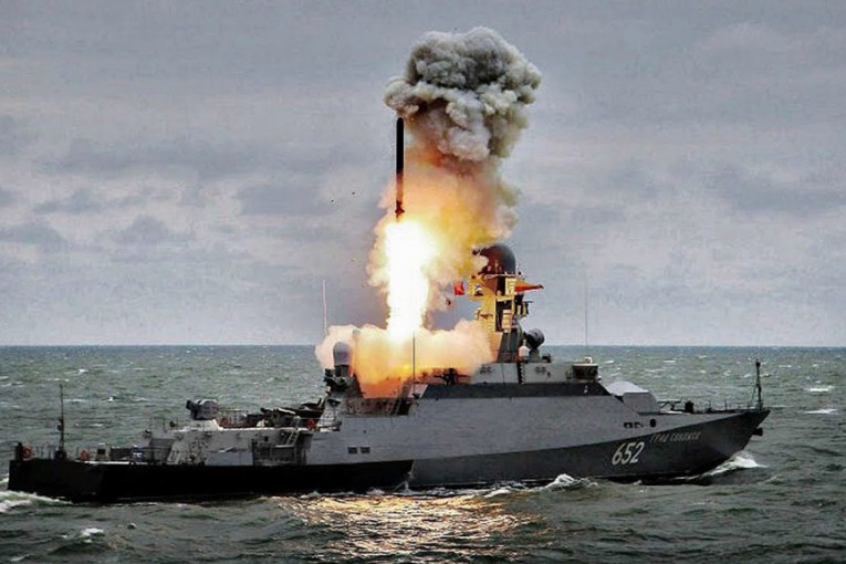 Iz mora izranjaju rakete Kalibar: Rusi prvi put objavili kako podmornica gađa ciljeve u Ukrajini (VIDEO)