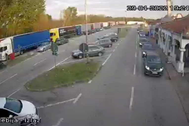 Opet gužve na graničnim prelazima: Teretnjaci čekaju po četiri sata na prelazu Sremska Rača, evo kakav je situacija na putu