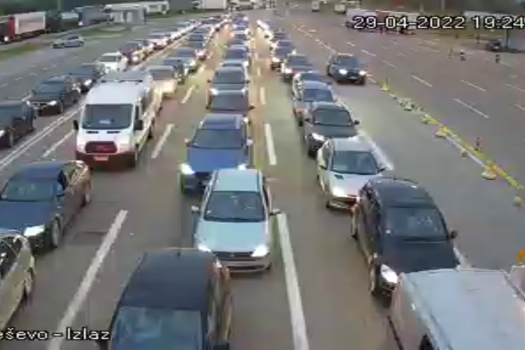 Opet gužve na graničnim prelazima: Teretnjaci čekaju po četiri sata na prelazu Sremska Rača, evo kakav je situacija na putu