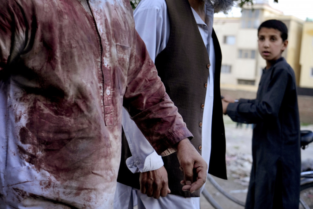 Broj žrtava u napadu na džamiju u Avganistanu skočio na 50: Na ulicama Kabula ljudi prekriveni krvlju (FOTO)