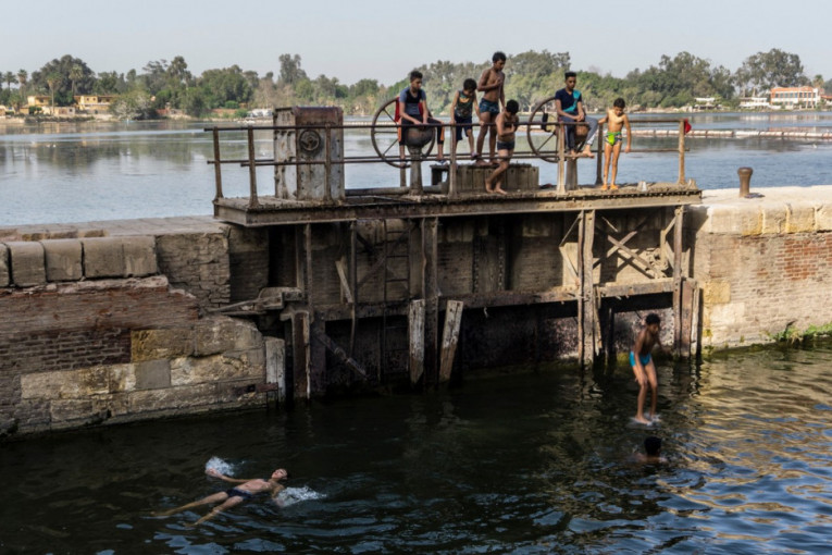 U nesreći u Egiptu poginulo osmoro dece: Tricikl se prevrnuo u kanal Nila, traga se za još jednim telom