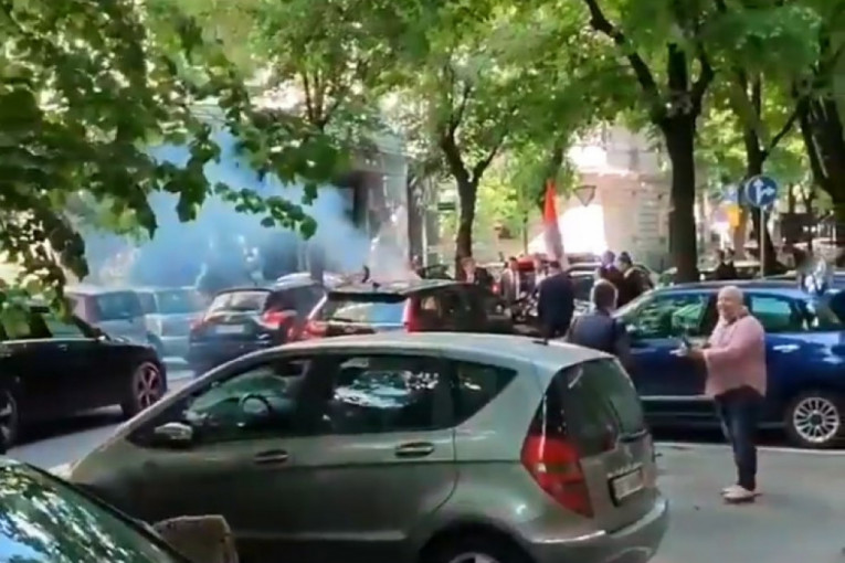 Kome smetaju svadbe u Beogradu? Došli po mladu, blokirali ulicu pa ih rasterala žandarmerija i interventna (VIDEO)