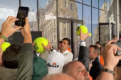 Novak stigao u Madrid i izazvao haos! Svi mu traže autogram, trening ispunjen kao da je finale (VIDEO)