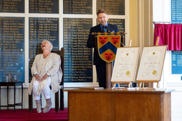 Džudi Denč i Kenet Brana prošetali ovce Šekspirovim rodnim gradom: Razlog je fantastičan (FOTO)