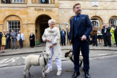 Džudi Denč i Kenet Brana prošetali ovce Šekspirovim rodnim gradom: Razlog je fantastičan (FOTO)