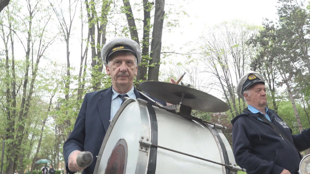 Zagrmele trube Čačkom ranom zorom! Ovaj običaj iz Titove Juge još nije zamro (FOTO)