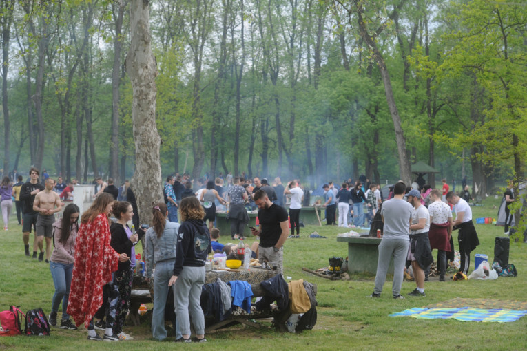 Beogradska izletišta puna, a neki su došli juče kako bi zauzeli mesto: Pogledajte kako građani proslavljaju prvomajski praznik (FOTO)