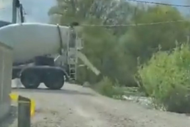 Bahatost uhvaćena na delu: Cement iz mešalice direktno u reku Rašku! (VIDEO)