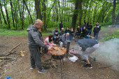 Prvomajski uranak na Fruškoj gori: Planina vrvi od gostiju - mladi raspalili roštilj, a obrće se i prase! (FOTO)