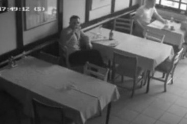 Beograđani, obratite pažnju! Lopov "hara" po restoranima, krade sve što stigne (FOTO)