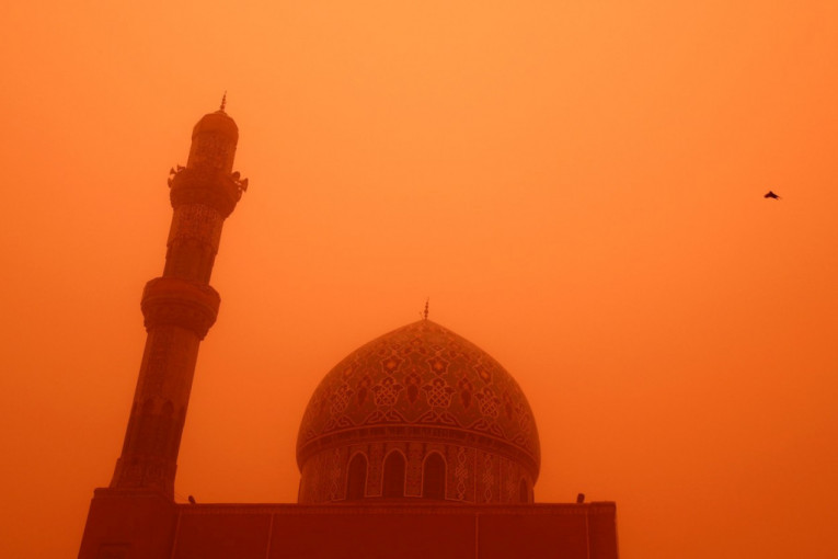 U Bagdadu kao na Marsu: Peščana oluja potpuno prekrila grad (VIDEO)