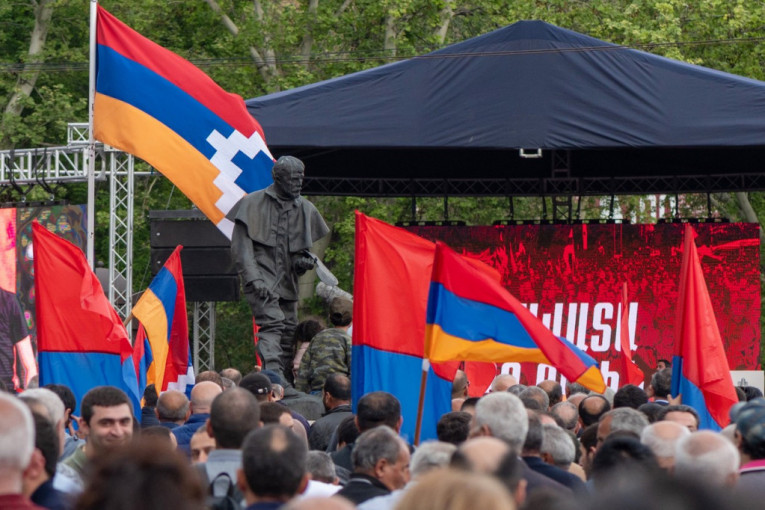 Jermenija ustala protiv Pašinjana, policija hapsi demonstrante (VIDEO)