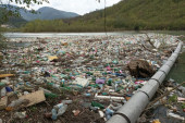 STRAŠNO! Preko 200 kubika smeća ponovo na Potpećkom jezeru: Na hiljade plastičnih flaša i drugog otpada pluta vodenom površinom (FOTO)