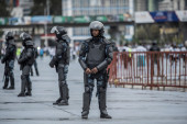 Haos na ulicama usred molitve: Policija ispaljivala suzavce - "imovina oštećena pre nego što je uspostavljen mir"
