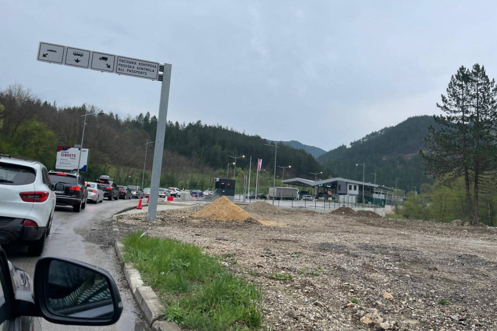 Dugačka kolona vozila formirana na graničnom prelazu Kotroman: "Nadali smo se da će nas bar gužve po povratku iz Sarajeva zaobići"